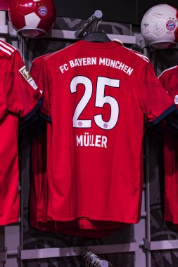 Münih, Almanya - 25 Kasım 2018: Mağaza spor giyim ve Hediyelik eşya Bavyera Münih futbol takımı Allianz Arena bölge. 