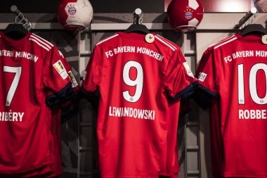 Münih, Almanya - 25 Kasım 2018: Mağaza spor giyim ve Hediyelik eşya Bavyera Münih futbol takımı Allianz Arena bölge. 