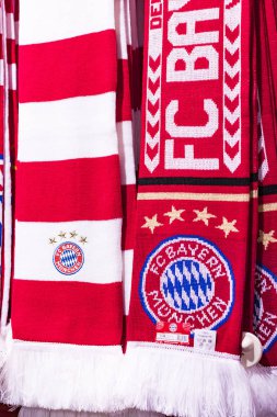 Münih, Almanya - 25 Kasım 2018: Mağaza spor giyim ve Hediyelik eşya Bavyera Münih futbol takımı Allianz Arena bölge. 