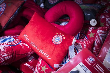 Münih, Almanya - 25 Kasım 2018: Mağaza spor giyim ve Hediyelik eşya Bavyera Münih futbol takımı Allianz Arena bölge. 