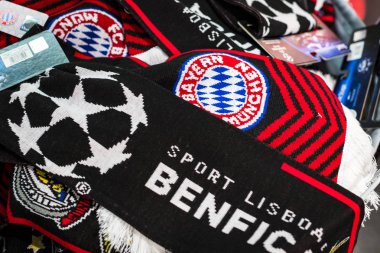 Münih, Almanya - 25 Kasım 2018: Mağaza spor giyim ve Hediyelik eşya Bavyera Münih futbol takımı Allianz Arena bölge. 