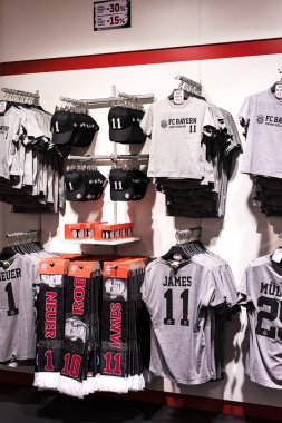 Münih, Almanya - 25 Kasım 2018: Mağaza spor giyim ve Hediyelik eşya Bavyera Münih futbol takımı Allianz Arena bölge. 