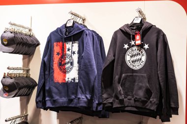 Münih, Almanya - 25 Kasım 2018: Mağaza spor giyim ve Hediyelik eşya Bavyera Münih futbol takımı Allianz Arena bölge. 