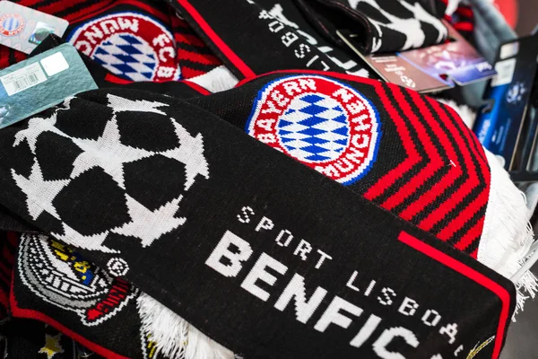 Münih, Almanya - 25 Kasım 2018: Mağaza spor giyim ve Hediyelik eşya Bavyera Münih futbol takımı Allianz Arena bölge. 