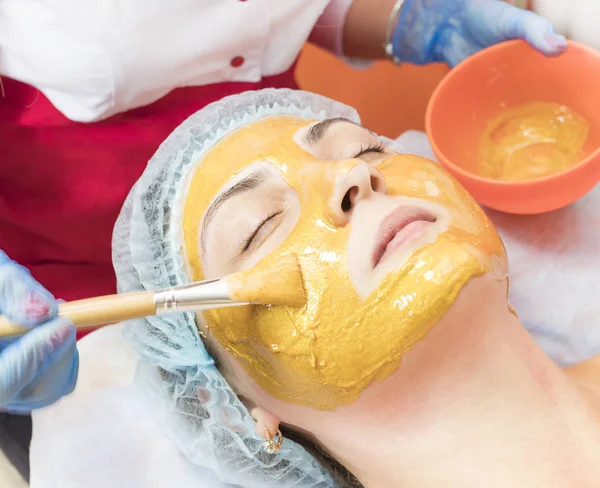Zabieg Salonie Kosmetycznym Stosujące Osobistą Maskę Twarzy Kobiety Maską Komponentów — Zdjęcie stockowe