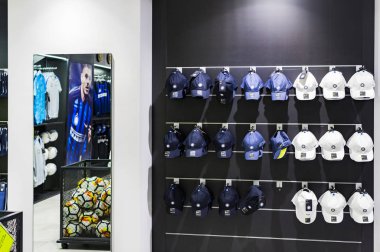 7 Haziran 2018, MILAN, ITALY: Resmi Mağaza FC Inter Milan ve Milan, takım hayranları ve stadyum ziyaretçileri için giysi ve ayakkabı takımı. 