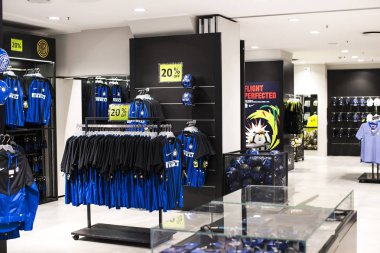 7 Haziran 2018, MILAN, ITALY: Resmi Mağaza FC Inter Milan ve Milan, takım hayranları ve stadyum ziyaretçileri için giysi ve ayakkabı takımı. 