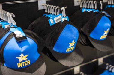 Milan, İtalya - 7 Haziran 2018: Hediyelik eşya ve gereçlerinin takım hayranları ve Stadyum ziyaretçiler için resmi mağaza Fc Inter ve Milan, giyim ve ayakkabı ekibi. 