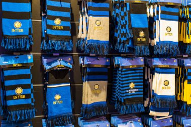 Milan, İtalya - 7 Haziran 2018: Hediyelik eşya ve gereçlerinin takım hayranları ve Stadyum ziyaretçiler için resmi mağaza Fc Inter ve Milan, giyim ve ayakkabı ekibi. 