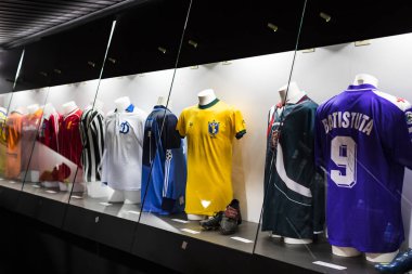 MILAN, İtalya - 6 Haziran 2018: Müze San Siro Stadyumu 'ndaki futbol kulüpleri Inter Milan ve Milan tişörtleriyle ünlüdür.. 