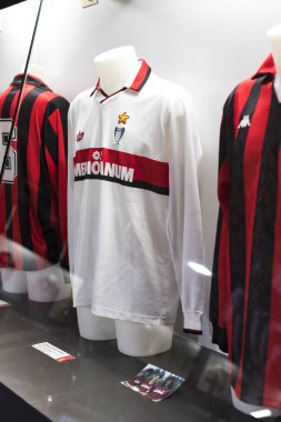 MILAN, İtalya - 6 Haziran 2018: Müze San Siro Stadyumu 'ndaki futbol kulüpleri Inter Milan ve Milan tişörtleriyle ünlüdür.. 