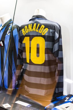 MILAN, İtalya - 6 Haziran 2018: Müze San Siro Stadyumu 'ndaki futbol kulüpleri Inter Milan ve Milan tişörtleriyle ünlüdür.. 