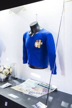 MILAN, İtalya - 6 Haziran 2018: Müze San Siro Stadyumu 'ndaki futbol kulüpleri Inter Milan ve Milan tişörtleriyle ünlüdür.. 