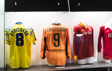 MILAN, İtalya - 6 Haziran 2018: Müze San Siro Stadyumu 'ndaki futbol kulüpleri Inter Milan ve Milan tişörtleriyle ünlüdür..