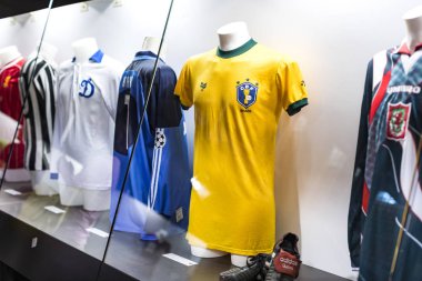 MILAN, İtalya - 6 Haziran 2018: Müze San Siro Stadyumu 'ndaki futbol kulüpleri Inter Milan ve Milan tişörtleriyle ünlüdür..