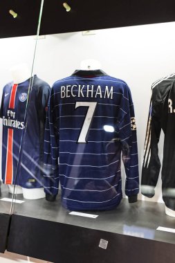 MILAN, İtalya - 6 Haziran 2018: Müze San Siro Stadyumu 'ndaki futbol kulüpleri Inter Milan ve Milan tişörtleriyle ünlüdür..