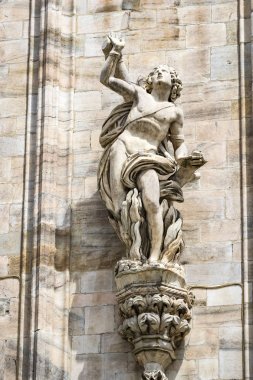 2 Haziran 2018, Milan, İtalya: aziz ve Milan Katedrali (Duomo di Milano) dekorasyon şehit heykelleri yakın çekim çekim.