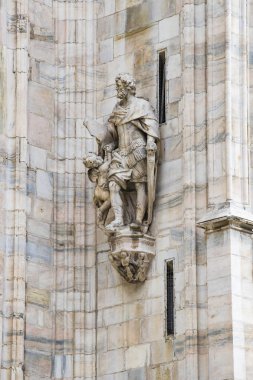 2 Haziran 2018, Milan, İtalya: aziz ve Milan Katedrali (Duomo di Milano) dekorasyon şehit heykelleri yakın çekim çekim.