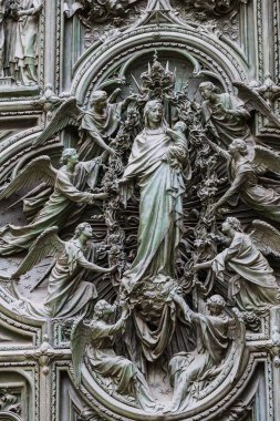 2 Haziran 2018, Milan, İtalya: aziz ve Milan Katedrali (Duomo di Milano) dekorasyon şehit heykelleri yakın çekim çekim.