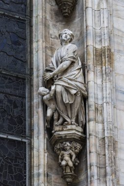 2 Haziran 2018, Milan, İtalya: aziz ve Milan Katedrali (Duomo di Milano) dekorasyon şehit heykelleri yakın çekim çekim.