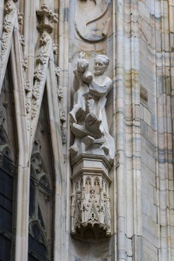 2 Haziran 2018, Milan, İtalya: aziz ve Milan Katedrali (Duomo di Milano) dekorasyon şehit heykelleri yakın çekim çekim.