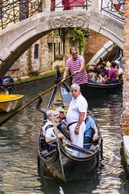 İtalya, Venedik - 5 Eylül 2018 Erkekler gondolcuları Venedik 'te turistlerle gondol sürerler. 