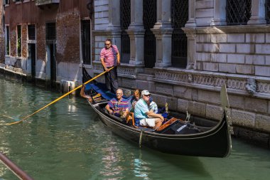 İtalya, Venedik - 5 Eylül 2018 Erkekler gondolcuları Venedik 'te turistlerle gondol sürerler. 