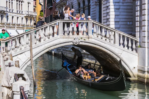 Olaszország Venice 2018 Szeptember Férfiak Gondolákat Vezetnek Turistákkal Velencében Olaszországban — Stock Fotó