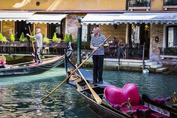 Italia Venecia Septiembre 2018 Hombres Gondoleros Conducen Góndolas Con Turistas —  Fotos de Stock