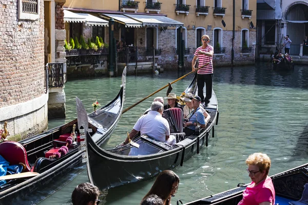 Italy Venice September 2018 Men Gondoliers Drive Gondolas Tourists Venice — Stock Photo, Image