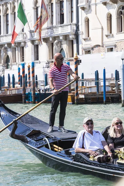 Talya Venedik Eylül 2018 Erkekler Gondolcuları Venedik Turistlerle Gondol Sürerler — Stok fotoğraf