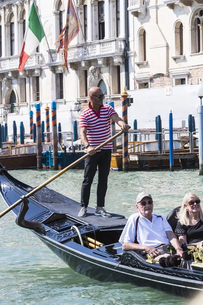 Italy Venice September 2018 Men Gondoliers Drive Gondolas Tourists Venice — Stock Photo, Image