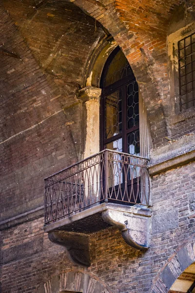 Στοιχεία Αρχιτεκτονικής Παλιού Σφαγείου Στην Πόλη Της Βερόνας Στην Ιταλία — Φωτογραφία Αρχείου