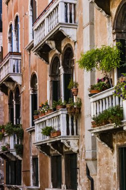 Şehir Venedik İtalya kanallar sokaklarında evlerin mimari unsurları. 