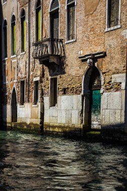 Şehir Venedik İtalya kanallar sokaklarında evlerin mimari unsurları. 