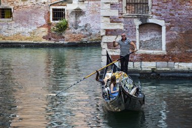 İtalya, Venedik - 5 Eylül 2018 Erkekler gondolcuları Venedik 'te turistlerle gondol sürerler. 