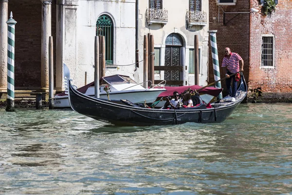 Italy Venice September 2018 Men Gondoliers Drive Gondolas Tourists Venice — Stock Photo, Image