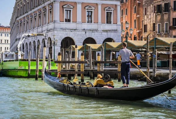 Italy Venice September 2018 Men Gondoliers Drive Gondolas Tourists Venice — Stock Photo, Image