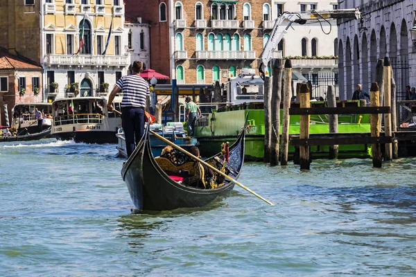 Itálie Venice Září 2018 Muži Gondoliéři Jezdí Gondolách Turisty Benátkách — Stock fotografie
