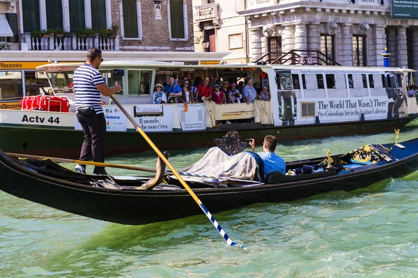 Italy Venice September 2018 Men Gondoliers Drive Gondolas Tourists Venice — Stock Photo, Image