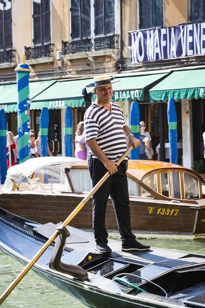 Itália Venice Setembro 2018 Gôndolas Masculinas Dirigem Gôndolas Com Turistas — Fotografia de Stock