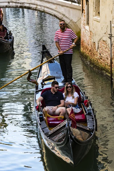 Olaszország Venice 2018 Szeptember Férfiak Gondolákat Vezetnek Turistákkal Velencében Olaszországban — Stock Fotó