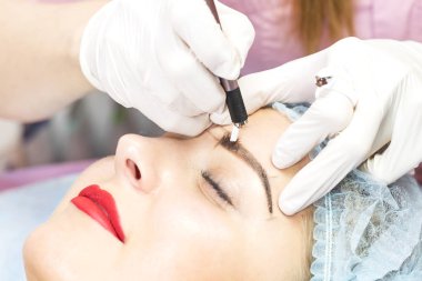 Microblading kaşlar akışında bir Güzellik Salonu 