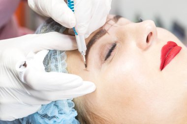 Microblading kaşlar akışında bir Güzellik Salonu 