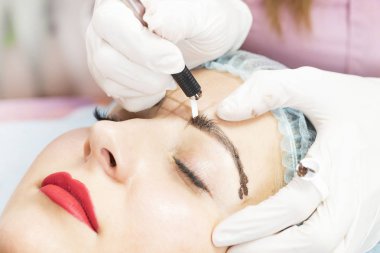 Microblading kaşlar akışında bir Güzellik Salonu 