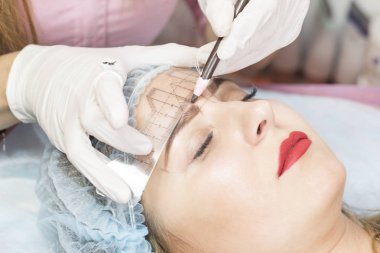Microblading kaşlar akışında bir Güzellik Salonu 