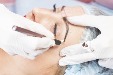 Microblading kaşlar akışında bir Güzellik Salonu 