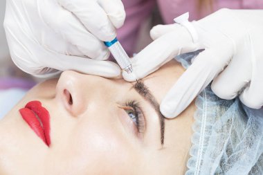 Microblading kaşlar akışında bir Güzellik Salonu 