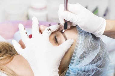 Microblading kaşlar akışında bir Güzellik Salonu 