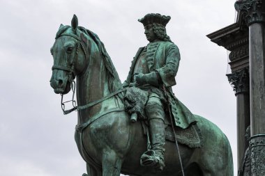 Kare Doğal Tarih Müzesi yakınındaki Viyana'daki Maria Theresa için anıt.